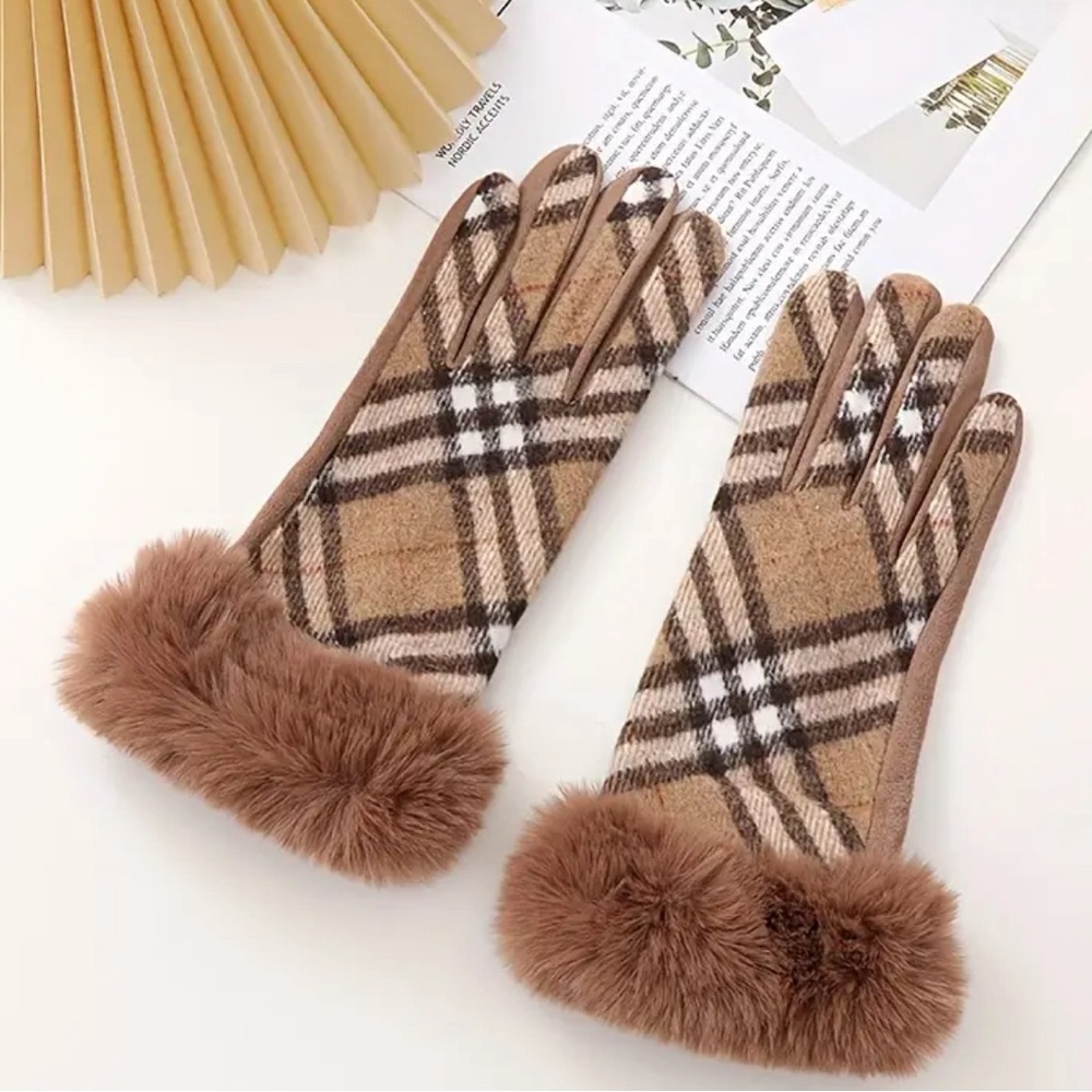 NEW Fleece Lined Plaid Gloves w Faux Fur Trim in Beige & Black. Touchscreen.